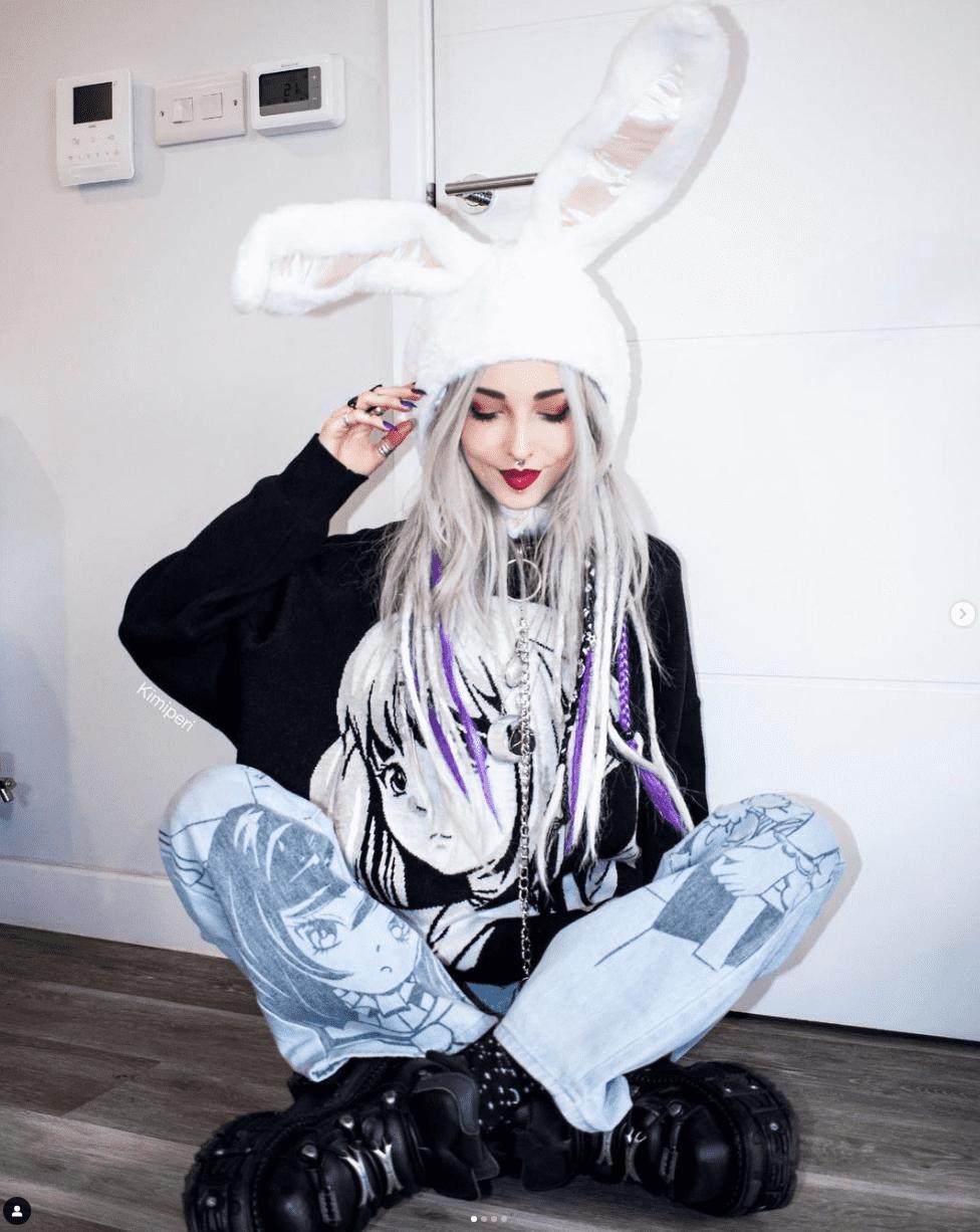 Kimiperi shows slim Waist true London