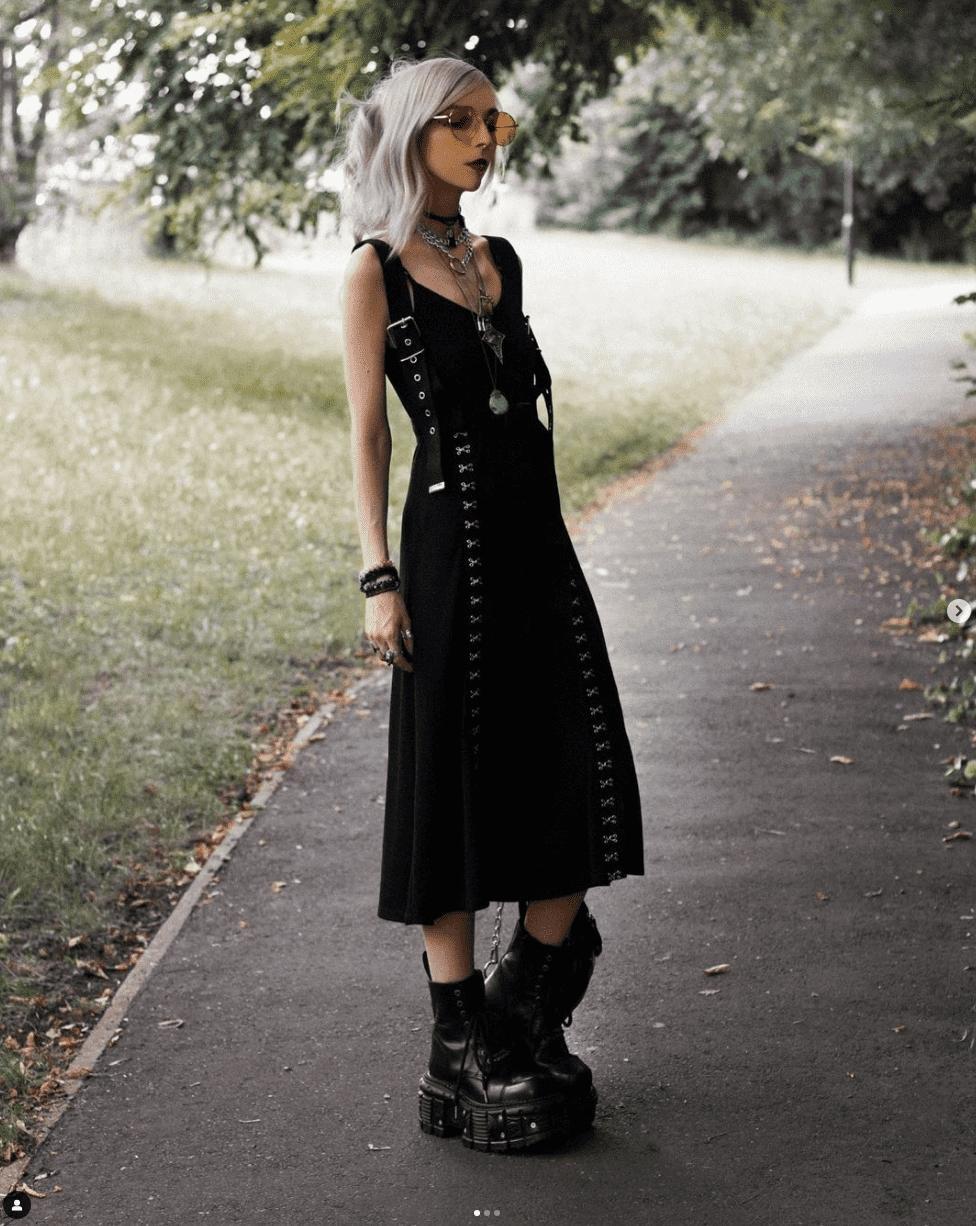 Kimiperi wearing slim Waist runway